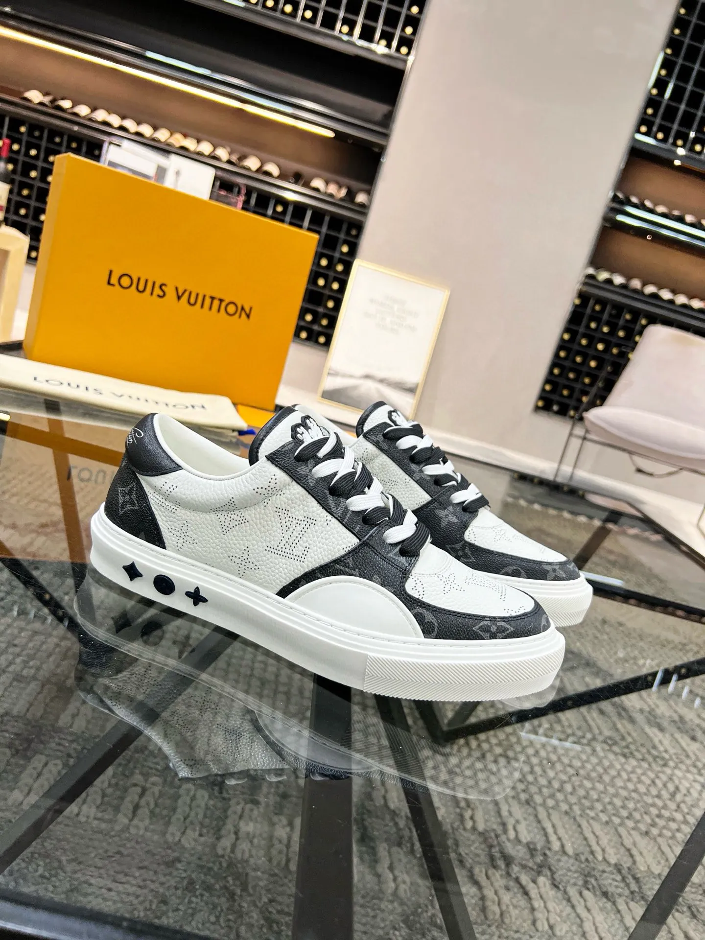 Factory price: 438💰LV top purchasing agent 🇮🇹 Lu Street Male God’s popular casual sneakers counter synchronized, uppers imported from Italy cowhide fabrics, colorful and complex handicrafts, imported water-dyed cowhide lining cowhide foot pads Soles: original soles specially provided by the factory, TPU exclusive movable molded soles super comfortable, original factory single goods, 🔍🔍high quality, you can enter and exit the counter at will, welcome to compare, code number 38-44 (45 can be ordered)